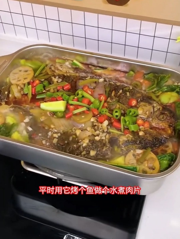今天在家做烤鱼吃,用的这个不锈钢烤鱼盘,真的很实用!