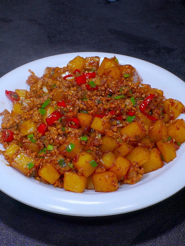 土豆切成丁,加点肉末炒一炒,太香了,做出来比红烧肉还好吃