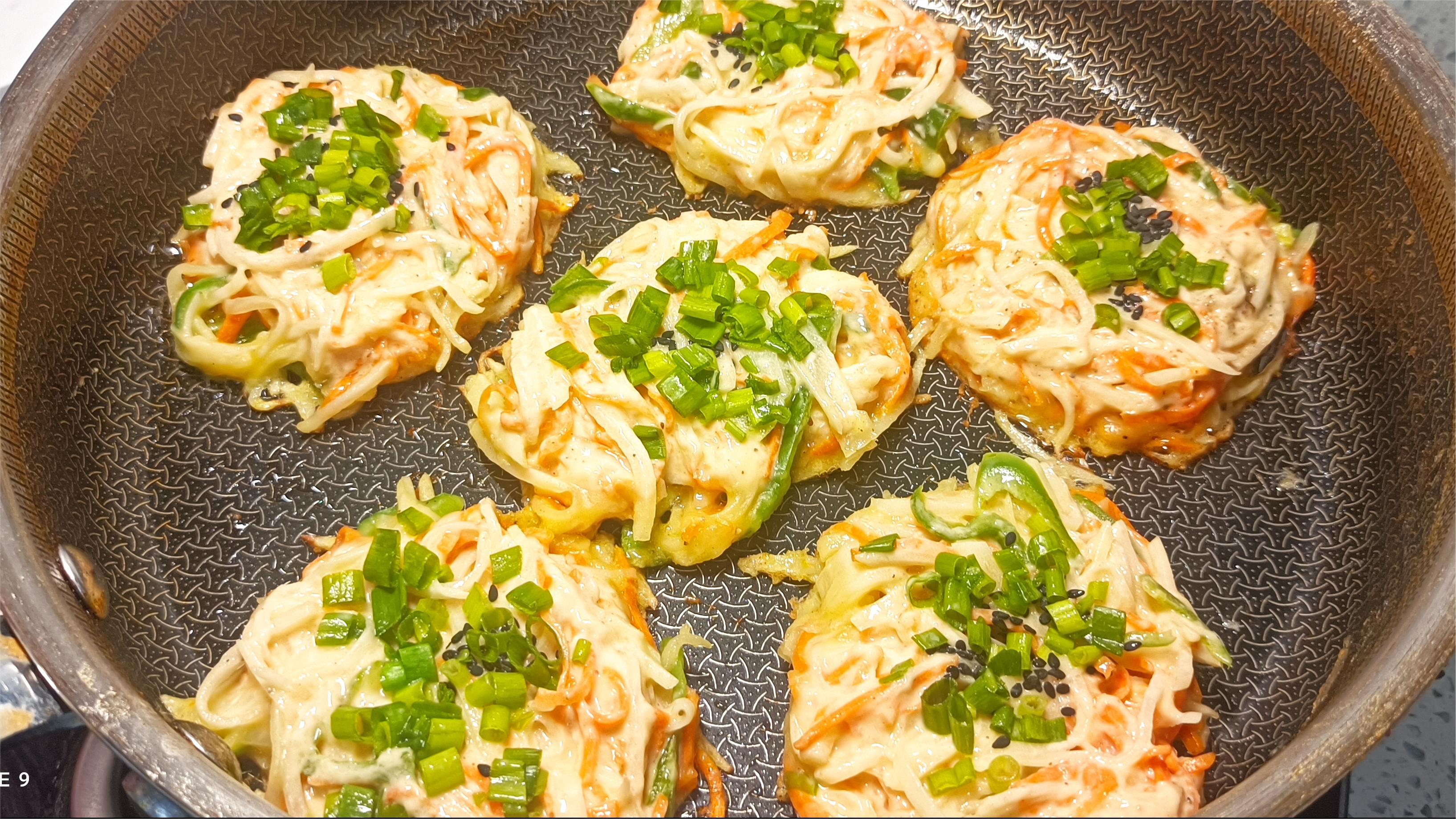 土豆胡萝卜鸡蛋做的早餐饼,营养健康又好吃,早餐饼不用买了