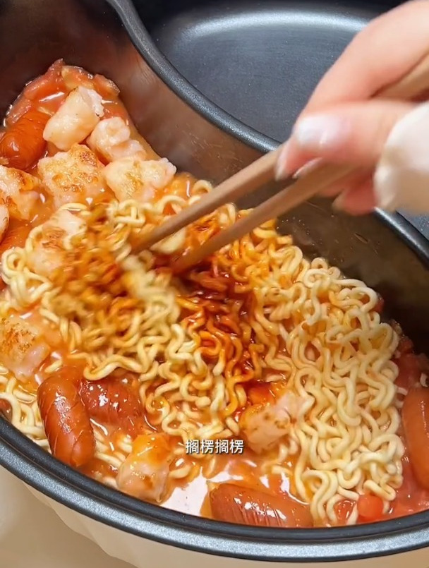 vlog日常|黏糊糊虾滑芝士火鸡面+奶茶粥终于吃上馋了好久的奶茶粥