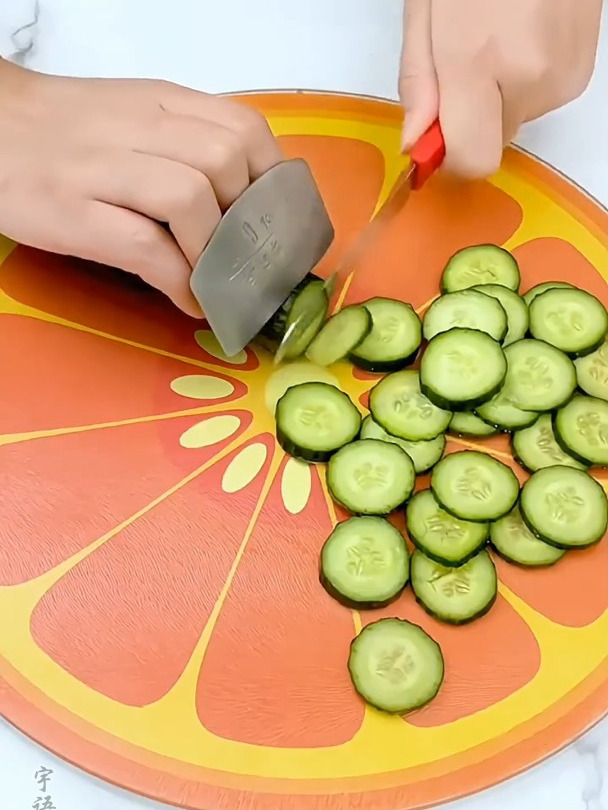 切菜戴上这个切菜护指器,切菜再也不怕切手了,厨房必备