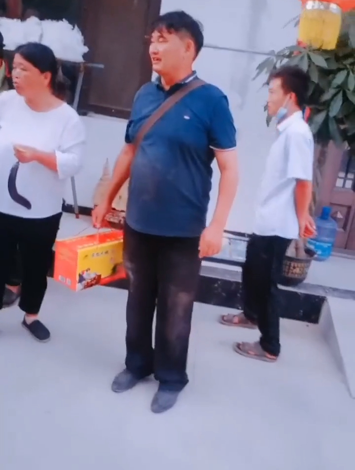 大衣哥宣传山东煎饼,不愧为山东形象大使