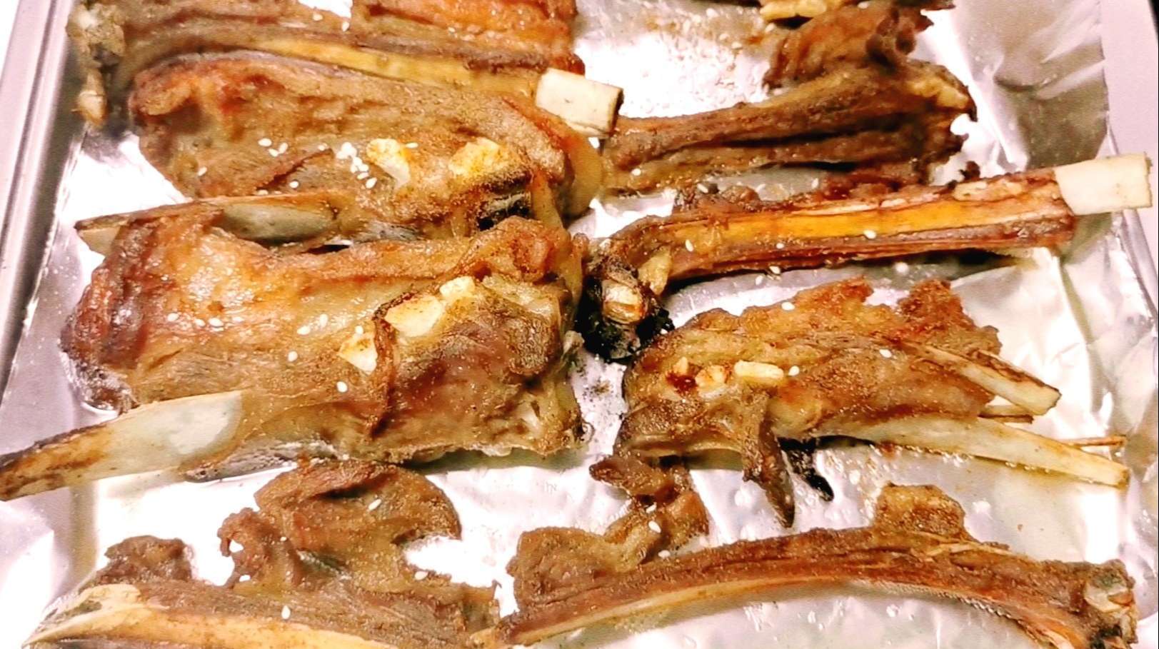 教你在家烤羊排,用家庭烤箱就能烤出外焦里嫩,滋滋美味的烤羊排
