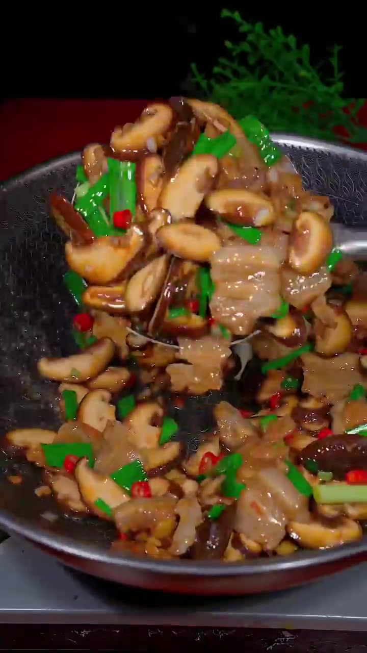 又是一道简单的家常菜香菇炒肉片,做法简单