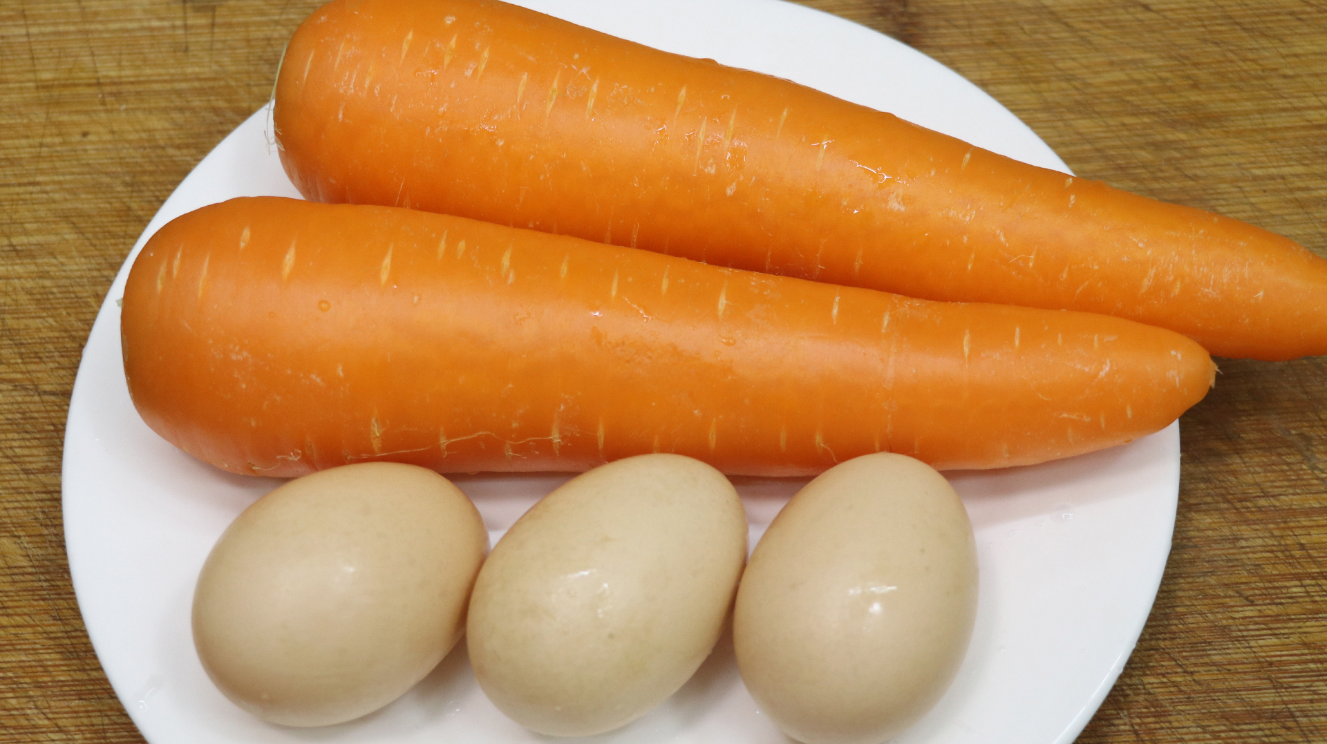 2根胡萝卜，3个鸡蛋，简单一做，脆嫩爽口又下饭，招待客人有面子