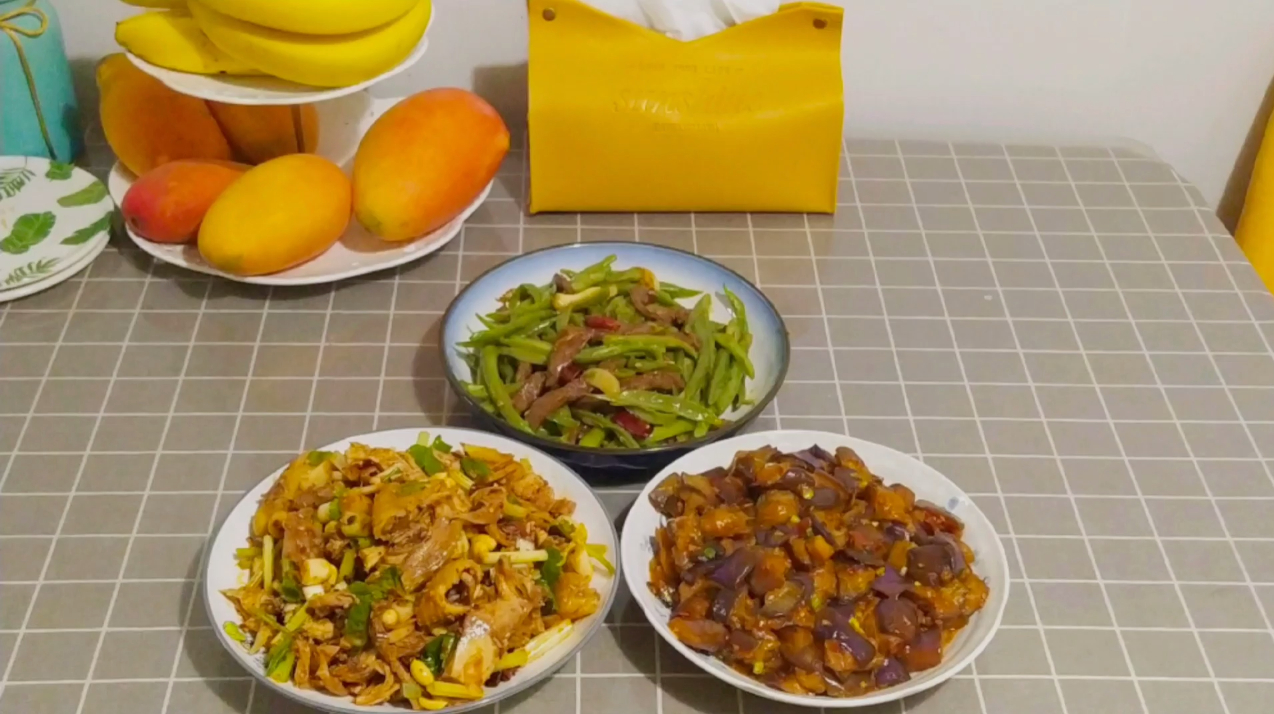 晚餐2荤1素凉拌鸡、豆角炒肉、红烧茄子,都是美味家常菜