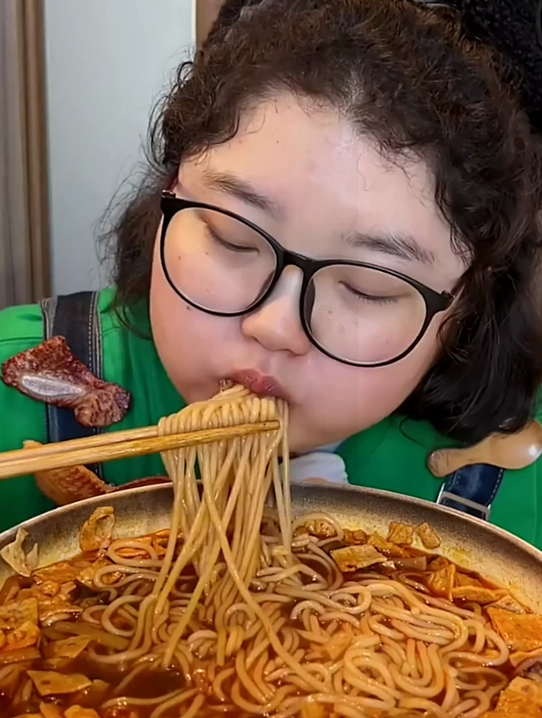 螺蛳粉无骨鸭爪,加上咸蛋黄蛋糕,简单吃个减脂餐