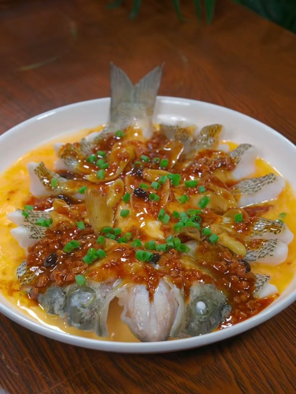 这样做的酱椒鲈鱼蒸蛋,口感嫩滑