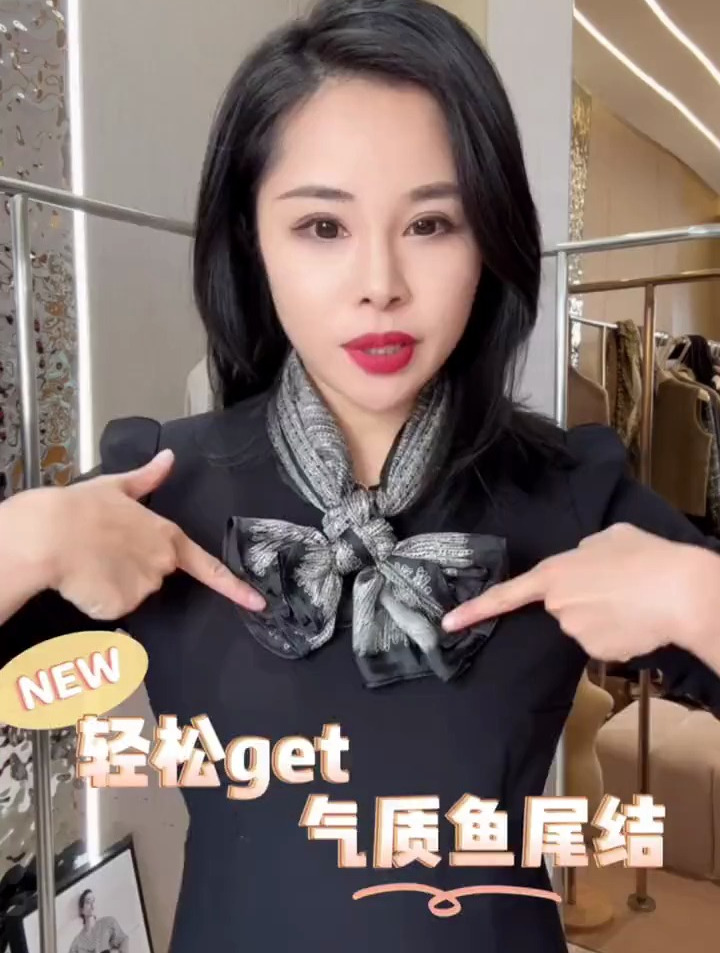 超美鱼尾结丝巾系法,每个人都可以学会的丝巾系法!