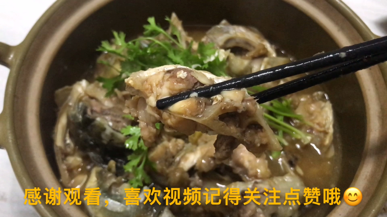 砂锅鱼头煲,广东很有名的一道美食,鲜嫩入味,做法简单又好吃