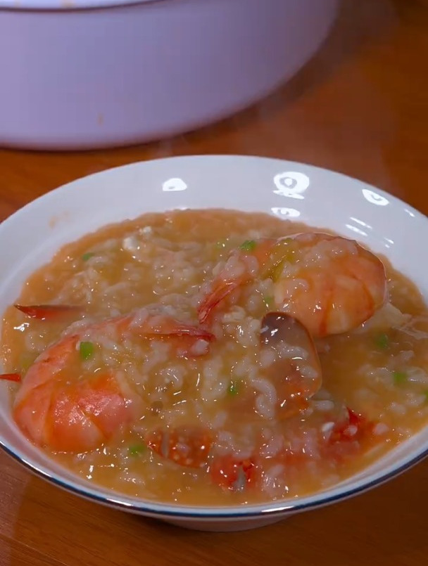 热气腾腾的海鲜粥