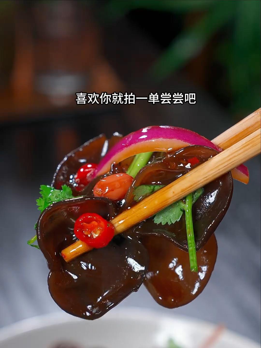 每次去饭店必点的凉拌木耳,原来做法这么简单