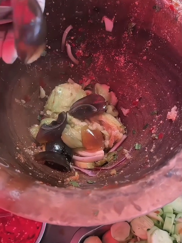 昆明街边正宗傣味烧茄子,酸爽可口口味独特!