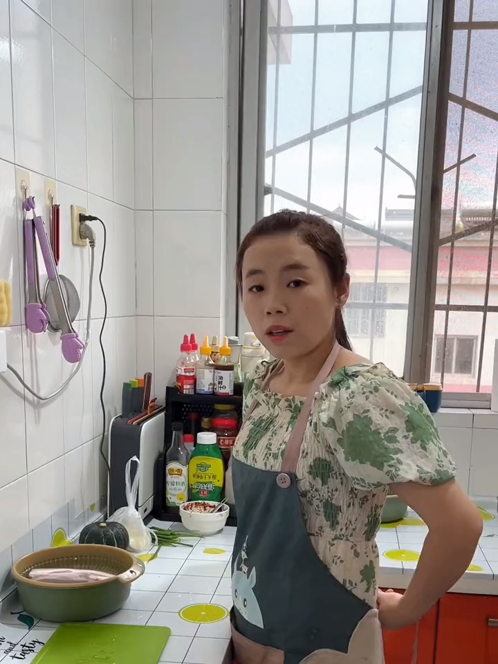 今天早餐做了三盘锅贴 和南瓜粥 他们吃的非常满足