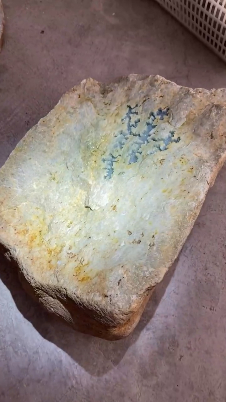 隔壁大妈腌菜的石头,花100买下,开窗可看到玉质通透,切开大涨