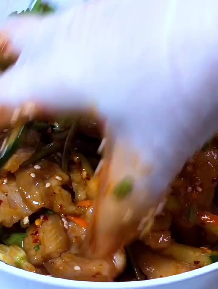 夏季凉拌菜是首选,卤的猪头肉象我这么 做,香辣爽口