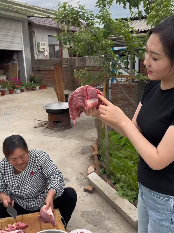 雨天吃铜火锅,黑鱼鲜切,牛肉鲜嫩,邀邻共享,暖意浓浓
