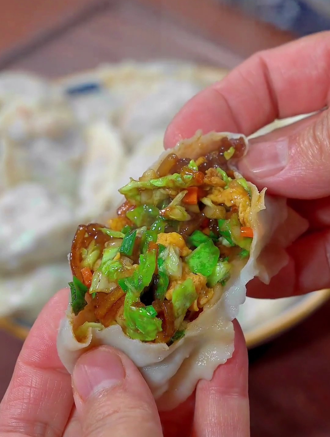 俗话说好吃不如饺子。大白菜鸡蛋粉条馅饺子这样做皮薄馅多!