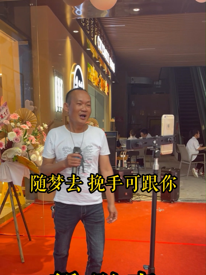 玉林肉蛋哥街头演唱经典老歌《暂别离》