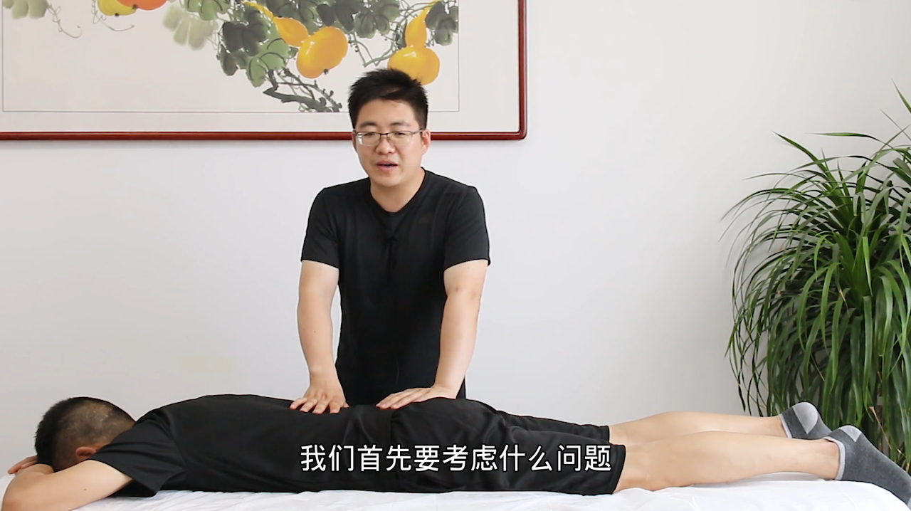 腰部酸疼半天直不起来怎么办?花2分钟找原因,教你手法来解决