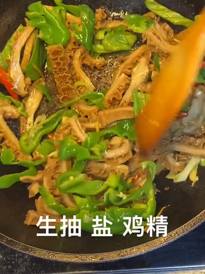 今天吃青椒牛肚,火腿肠炒芦笋,简单吃点