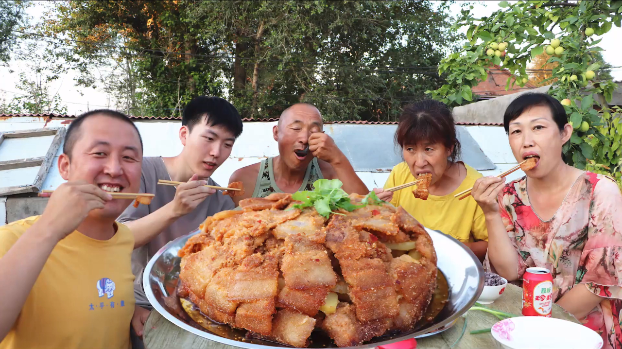 大彭第一次做粉蒸肉,做法简单,香辣可口,大口吃真过瘾