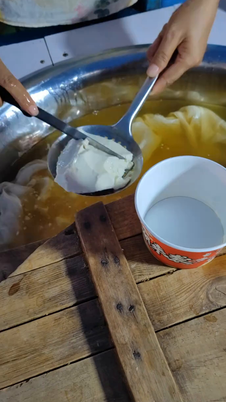 郑州街头五元一份的热豆腐,配上香椿酱味道绝了!