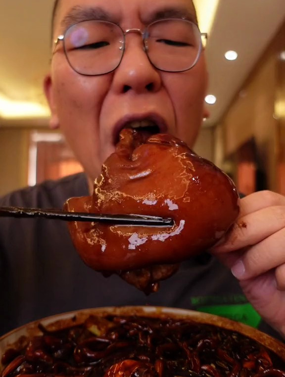今天我给平姐做了她喜欢吃的炸酱面,还配了脱骨小肘子和馅饼