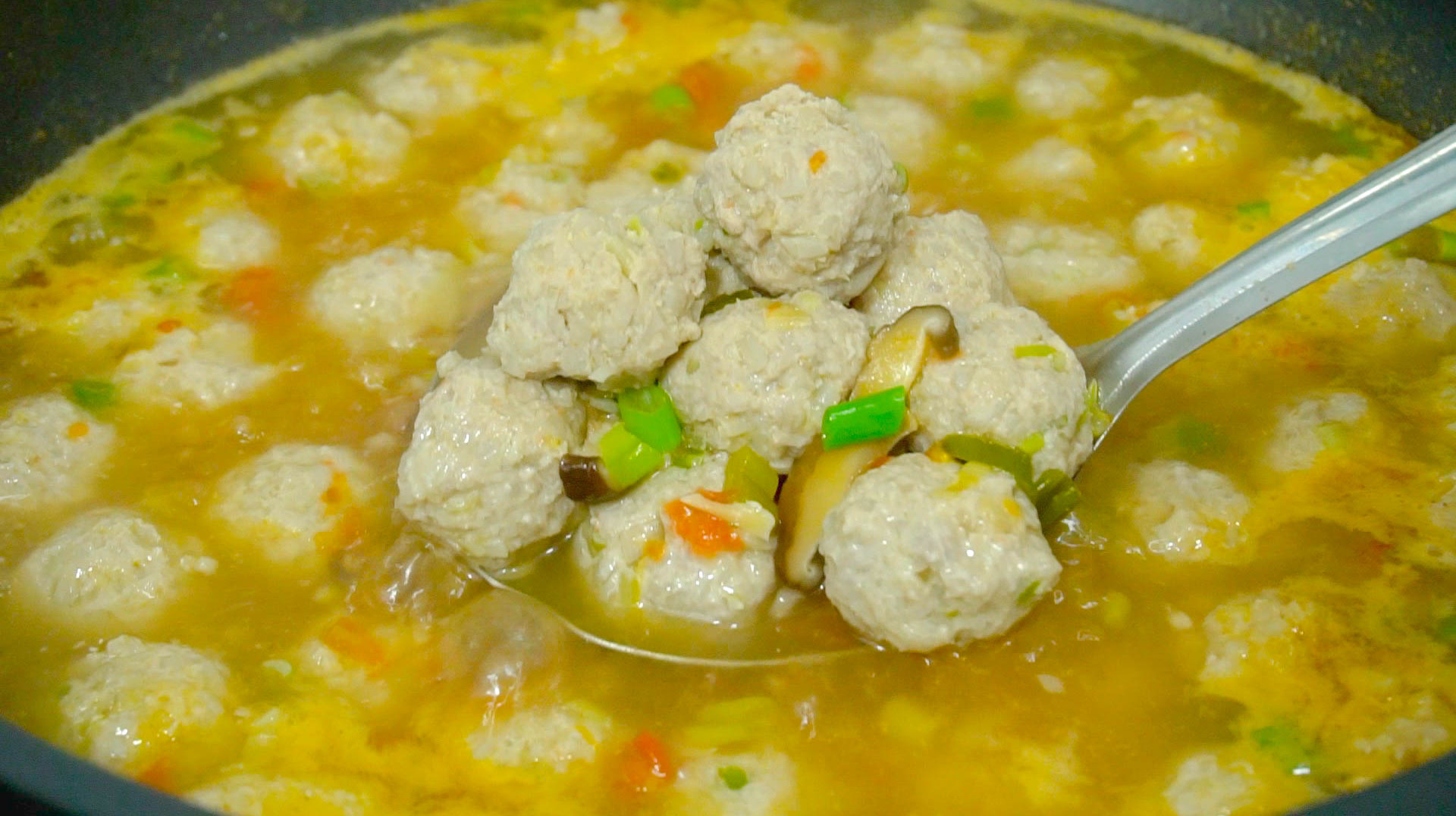 秋天我家常做这锅汤，一个丸子两种口感，汤鲜肉嫩，开胃又营养