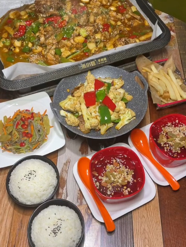 米小姐肉蟹煲超级好吃,我今天吃了牛蛙也很甜美