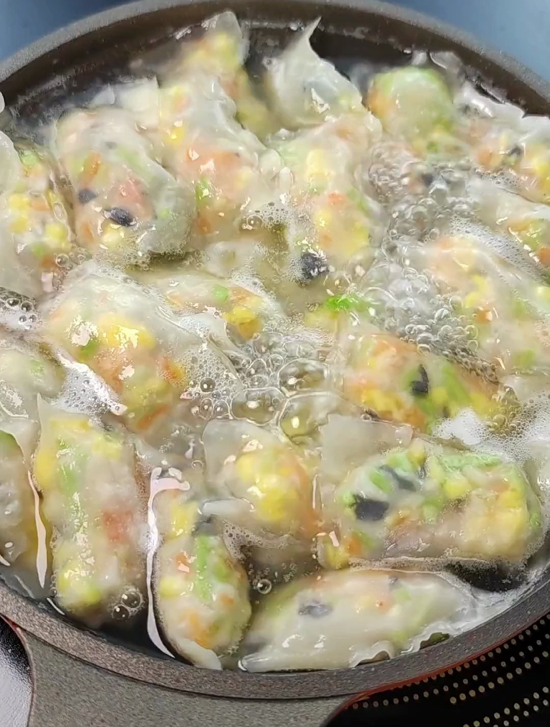 五彩虾仁饺子,鲜嫩多汁,一口下去肉和菜都有了,好吃到舔盘子!