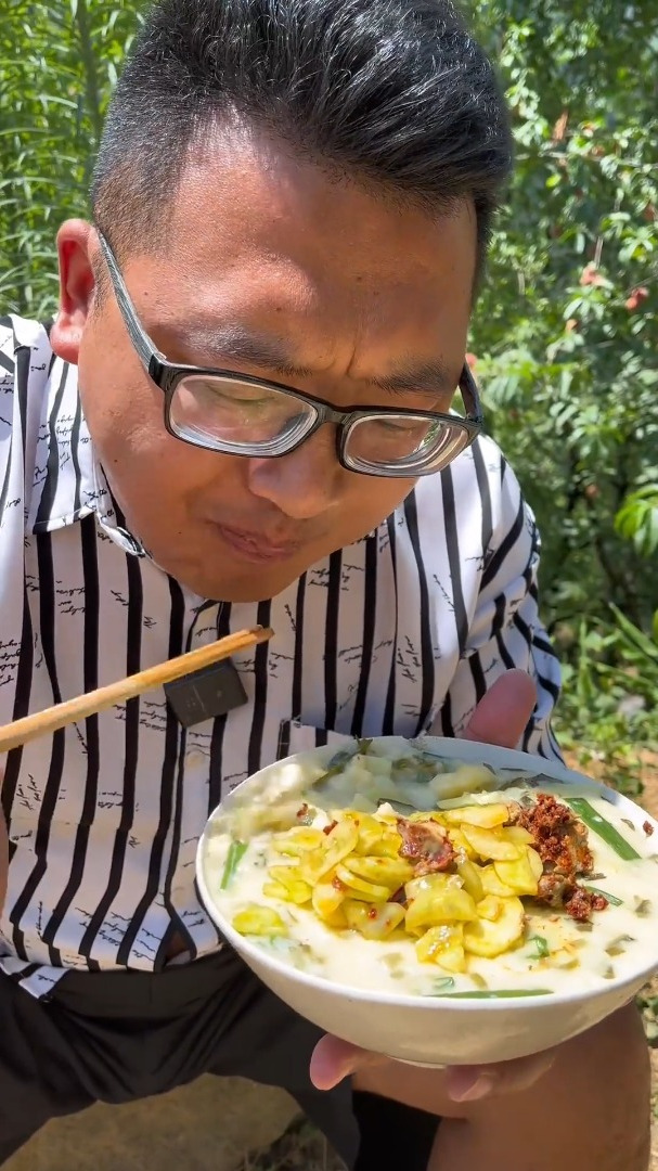 再实在不过的一碗浆水拌汤,城市里你拿钱都买不到的味道