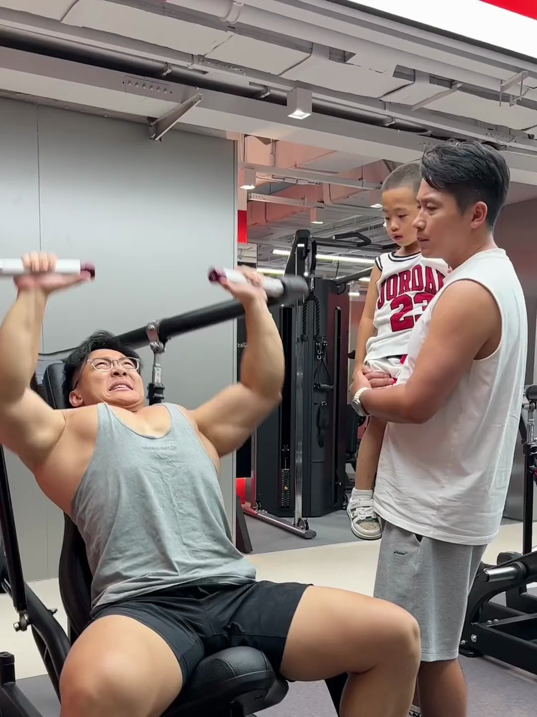 听说小宝宝和肌肉男最配了!