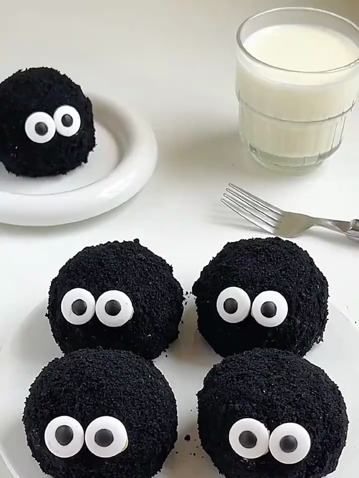 可可爱爱黑不溜秋的小煤球抹茶慕斯蛋糕～