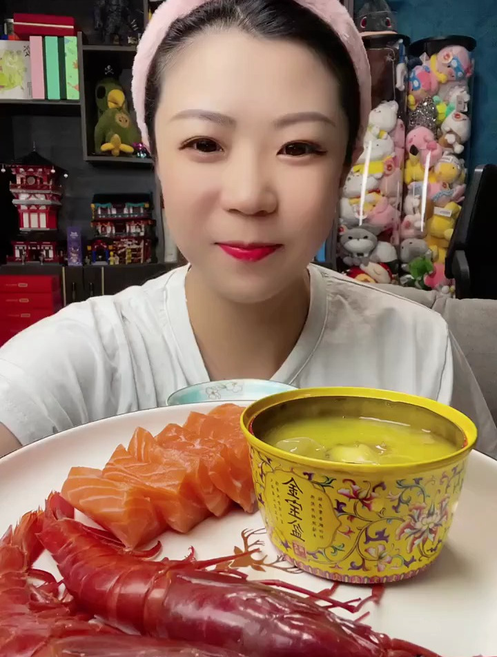 早餐吃佛跳墙配上红魔虾 三文鱼妈呀太香了!
