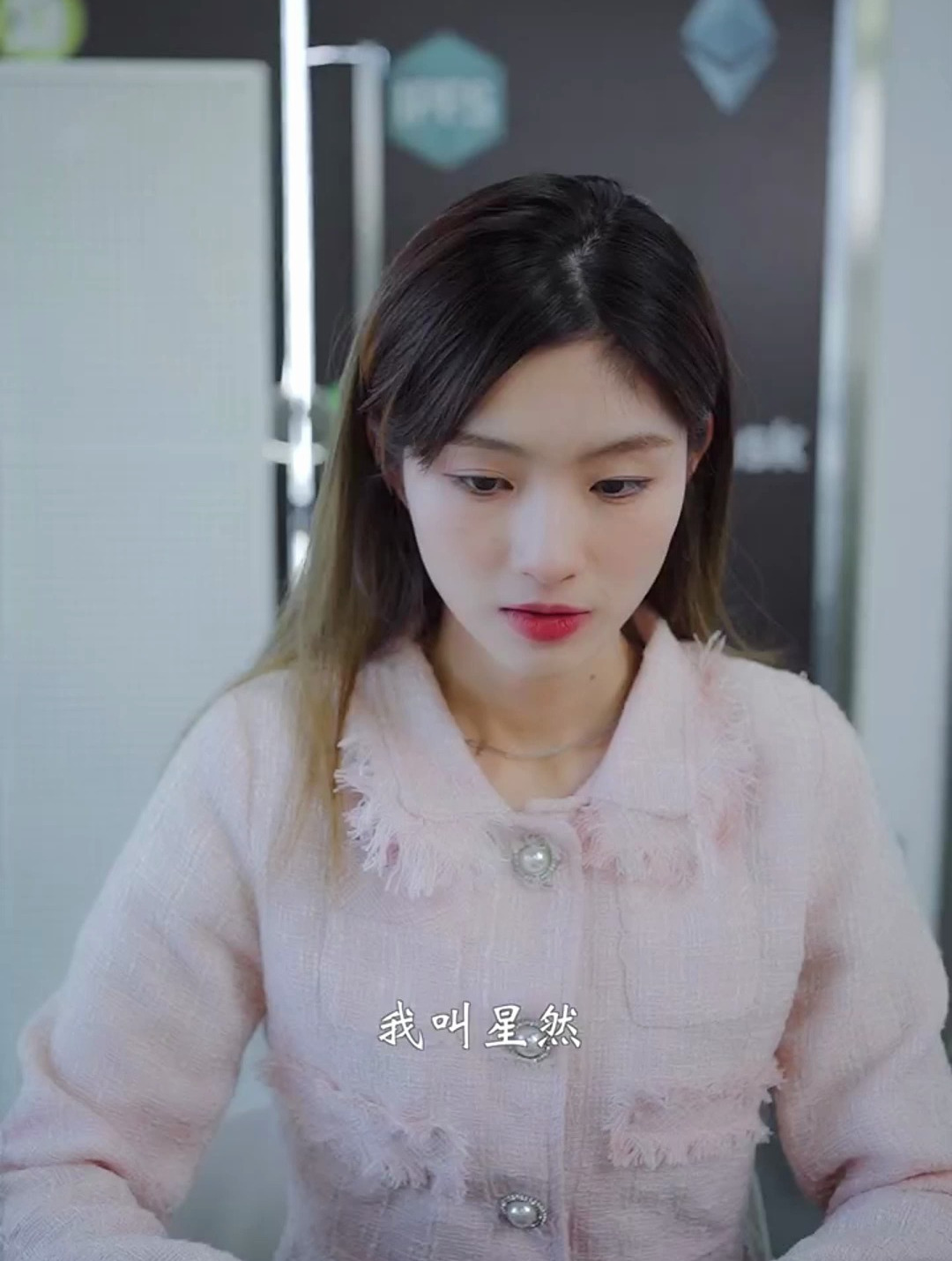 如果看的到每个人头上代表心情的表情包,这个世界会变成什么样?