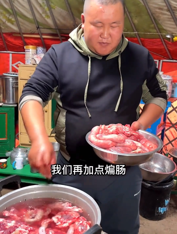 家里来客人了给他们煮了一锅新鲜羊肉!草原人民真是热情!
