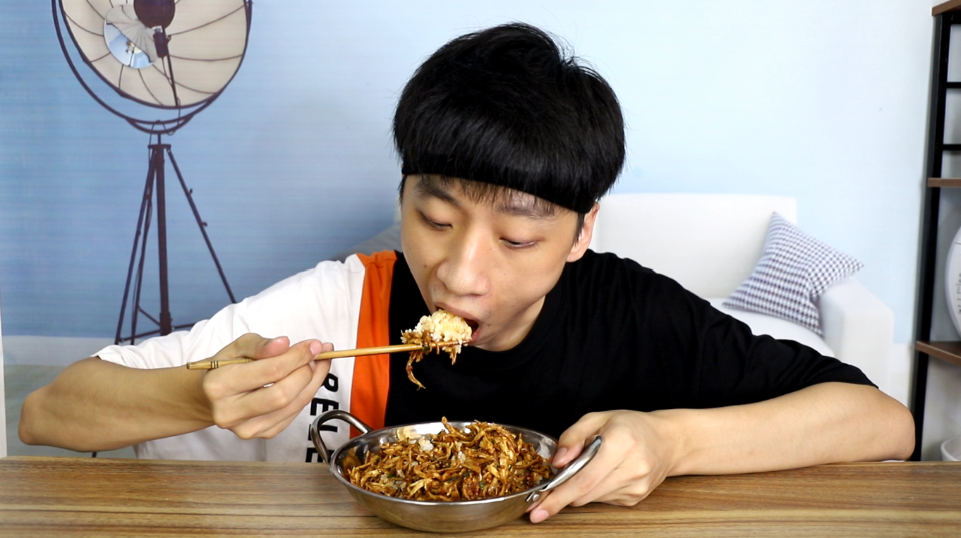 吃一斤食物体重就会长一斤吗?帅小伙做了一斤手撕鸡饭,结果……