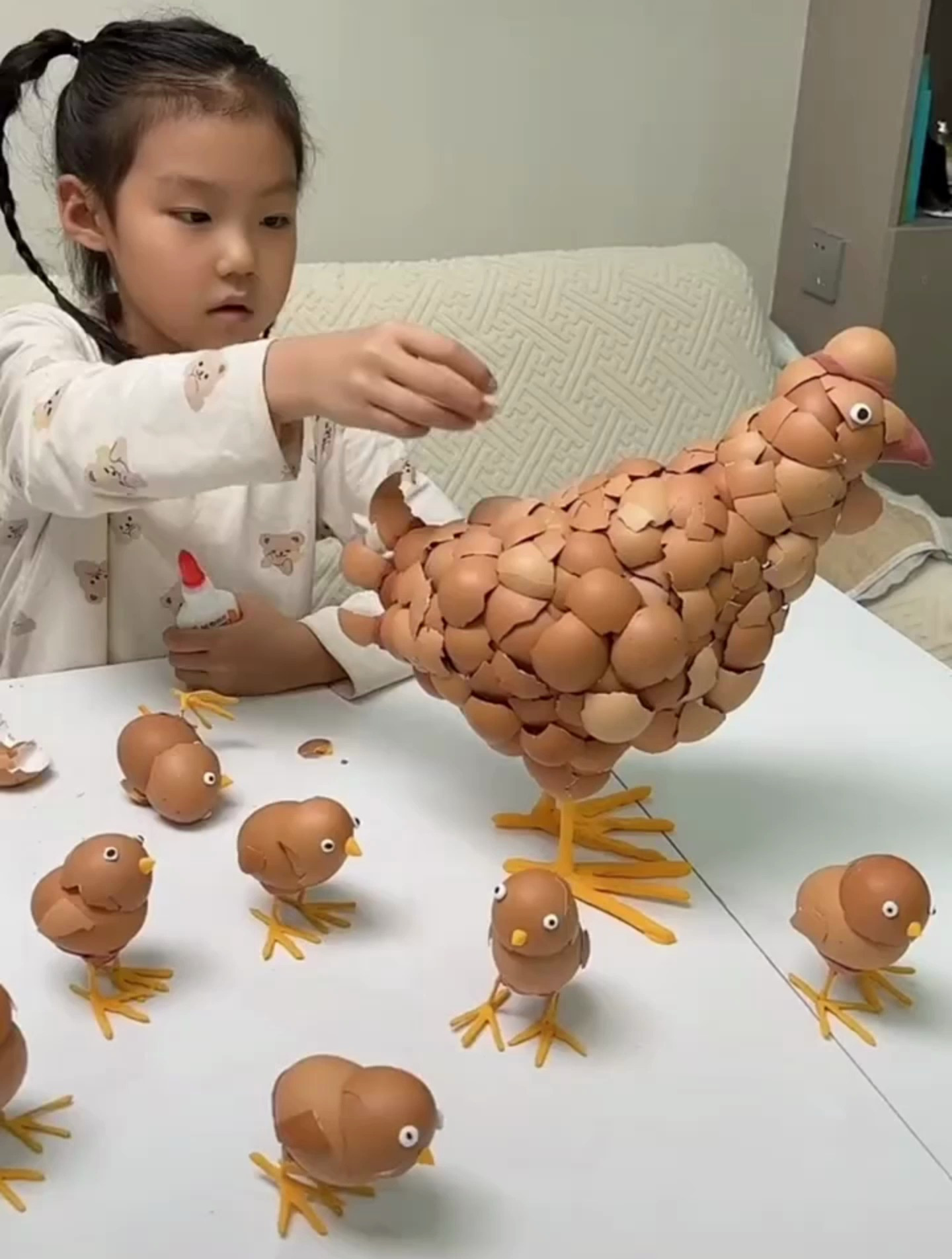 萌娃做出各种各样的小动物,因太有想象力用鸡蛋壳做出小鸡