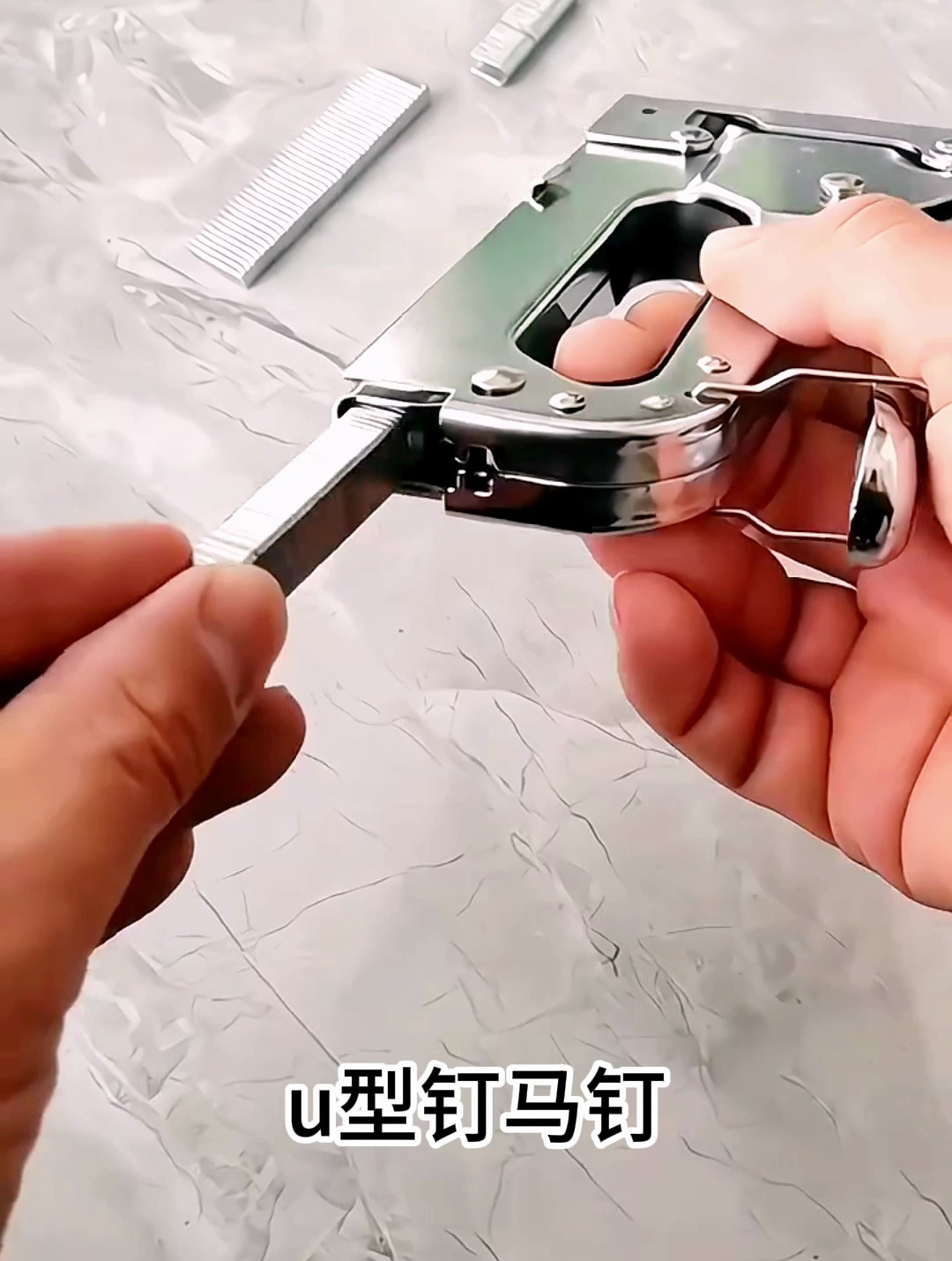 手动打钉枪三合一多功能,木工相框广告布家具三用码它很方便!