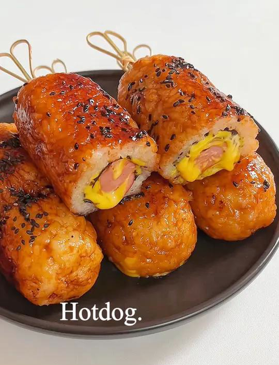 这脆皮饭团热狗棒谁想出来的?咬一口就爆汁!