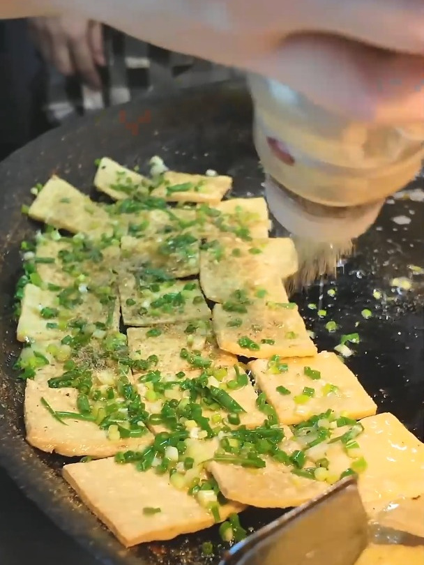 下雨天都阻挡不了想吃长沙街头薄片臭豆腐!