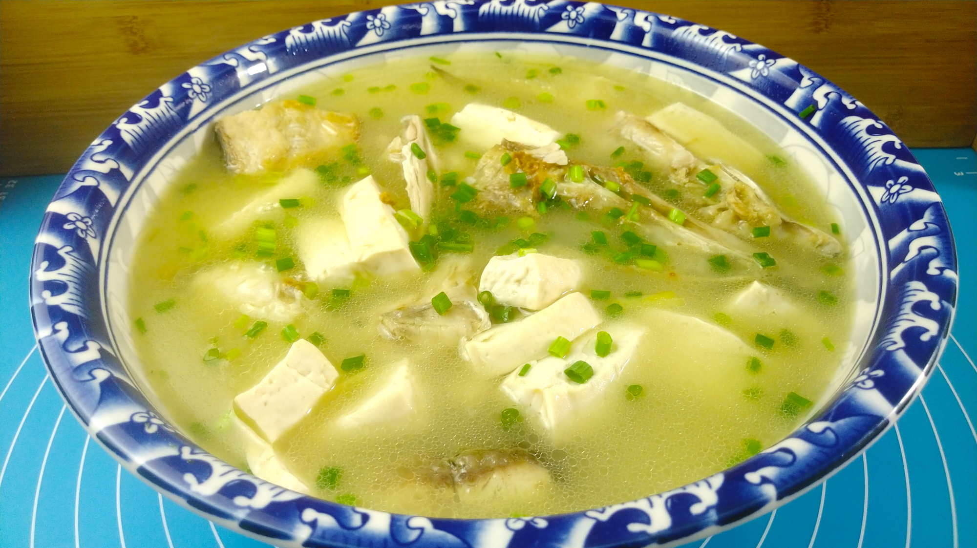 这才是鱼头炖豆腐好吃的做法,汤汁奶白味道鲜美,做法也很简单