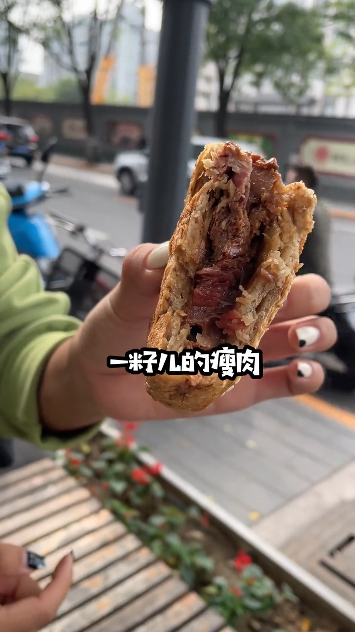 老北京富婆来雍和宫大街,必得尝尝这烧饼夹酱肉,真不赖