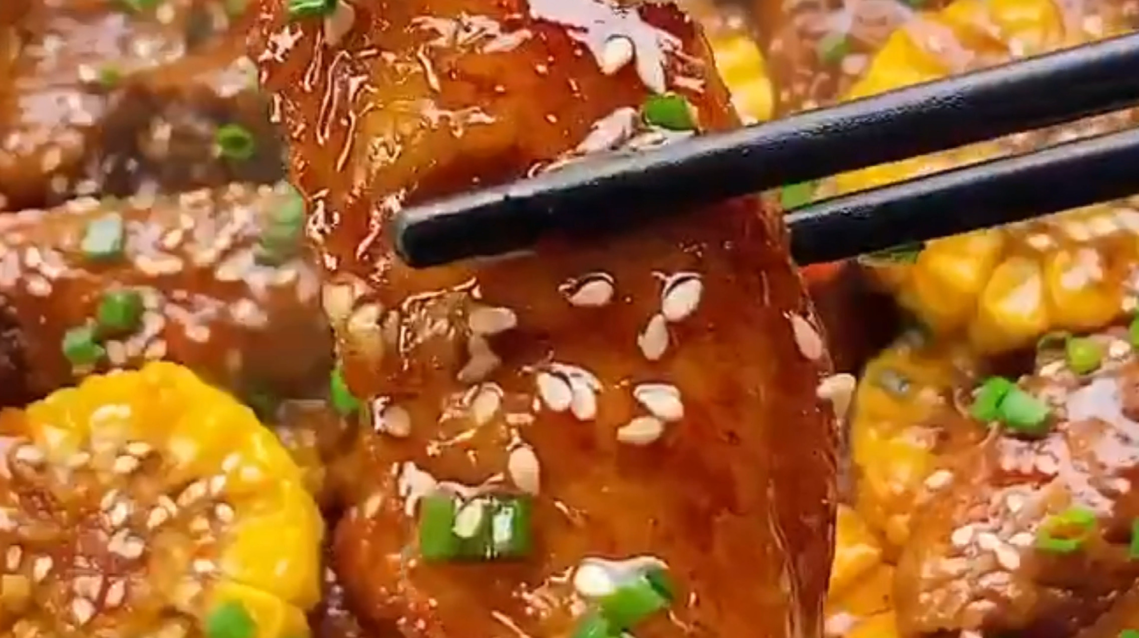 鸡翅中配上玉米土豆,制作方法简单,烧出来的鸡翅美味,蔬菜好吃