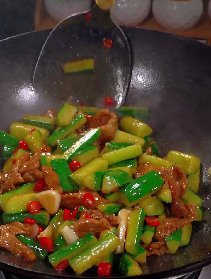 黄瓜炒肉 黄瓜脆脆的 肉片嫩嫩的 这谁能不爱