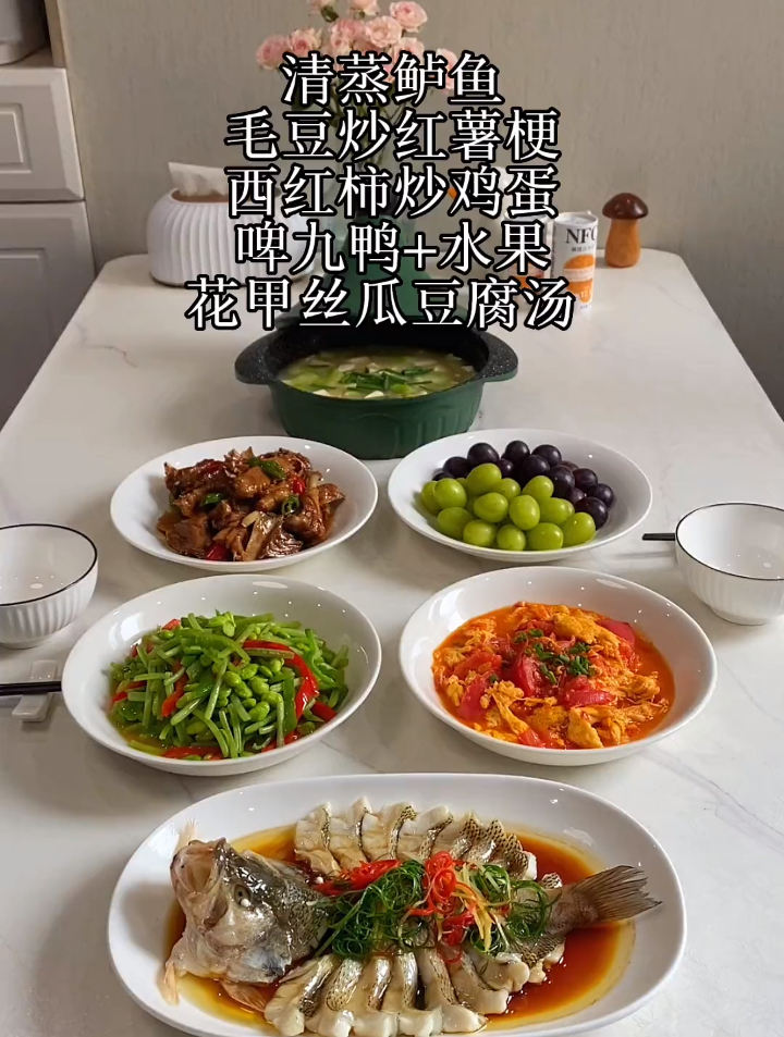 清蒸鲈鱼,改刀,摆盘,水开上锅蒸几分钟,简单美味