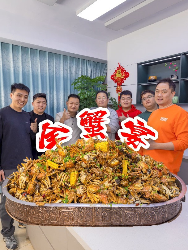 又是吃大闸蟹的好季节,今天咱们请朋友们吃“肉蟹煲”