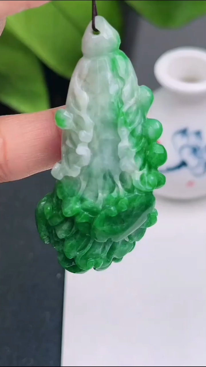 中缅边境糯种辣绿俏色巧雕翡翠白菜