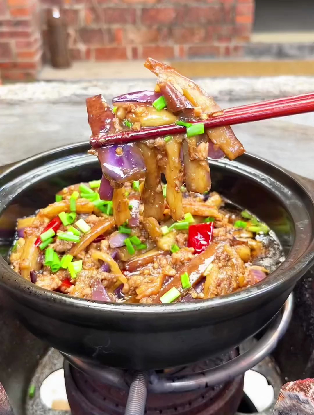 酒楼里的咸鱼茄子煲做法这么简单,在家也能轻松做出酒楼的味道!